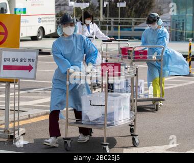 Uijeongbu, Südkorea. April 2020. Die südkoreanischen Mitglieder des medizinischen Personals erhalten am 1. April 2020 Tests für das Kontrollzentrum COVID-19, auf dem der Krankenhausparkplatz am Uijeongbu St. Mary's Hospital in der Provinz Gyeonggi eingerichtet wurde. Am Donnerstag sind mehr als 29 Menschen, die mit dem Krankenhaus in Verbindung stehen, in drei Tagen mit dem Virus zusammengekommen. (Foto von Lee Young-ho/Sipa USA) Credit: SIPA USA/Alamy Live News Stockfoto