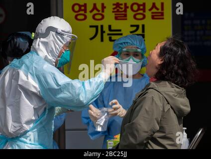 Uijeongbu, Südkorea. April 2020. Die südkoreanischen Mitglieder des medizinischen Personals erhalten am 1. April 2020 Tests für das Kontrollzentrum COVID-19, auf dem der Krankenhausparkplatz am Uijeongbu St. Mary's Hospital in der Provinz Gyeonggi eingerichtet wurde. Am Donnerstag sind mehr als 29 Menschen, die mit dem Krankenhaus in Verbindung stehen, in drei Tagen mit dem Virus zusammengekommen. (Foto von Lee Young-ho/Sipa USA) Credit: SIPA USA/Alamy Live News Stockfoto