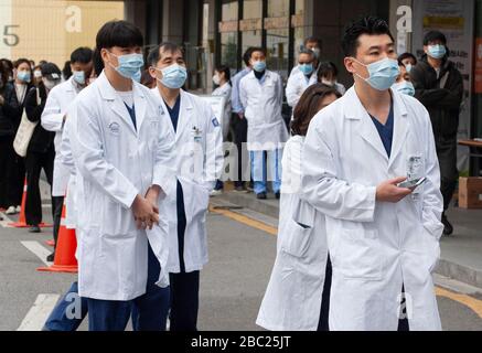 Uijeongbu, Südkorea. April 2020. Die südkoreanischen Mitglieder des medizinischen Personals erhalten am 1. April 2020 Tests für das Kontrollzentrum COVID-19, auf dem der Krankenhausparkplatz am Uijeongbu St. Mary's Hospital in der Provinz Gyeonggi eingerichtet wurde. Am Donnerstag sind mehr als 29 Menschen, die mit dem Krankenhaus in Verbindung stehen, in drei Tagen mit dem Virus zusammengekommen. (Foto von Lee Young-ho/Sipa USA) Credit: SIPA USA/Alamy Live News Stockfoto