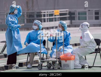 Uijeongbu, Südkorea. April 2020. Die südkoreanischen Mitglieder des medizinischen Personals erhalten am 1. April 2020 Tests für das Kontrollzentrum COVID-19, auf dem der Krankenhausparkplatz am Uijeongbu St. Mary's Hospital in der Provinz Gyeonggi eingerichtet wurde. Am Donnerstag sind mehr als 29 Menschen, die mit dem Krankenhaus in Verbindung stehen, in drei Tagen mit dem Virus zusammengekommen. (Foto von Lee Young-ho/Sipa USA) Credit: SIPA USA/Alamy Live News Stockfoto