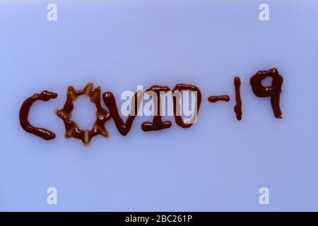 Tomatensauce mit einer Aufschrift COVID-19 auf weißem Hintergrund Stockfoto