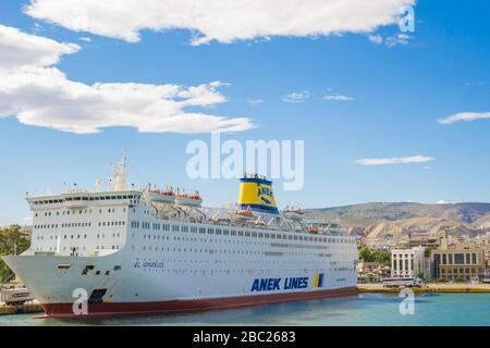 Fährschiff "El Venizelos" der Firma Anek Lines im Hafen von Piräus in Attika Griechenland Stockfoto