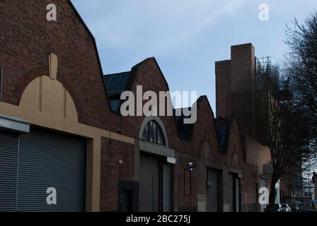 Gambrel Roof Mansard Roof Dutch Roof Gables auf Werkstätten Garagen um 60 - 66 Uhr Stanley Gardens, East Acton, London, W3 Stockfoto