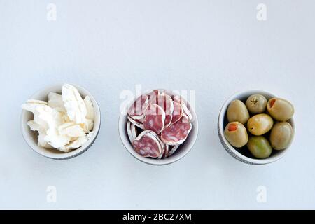 Catering-Platte mit verschiedenen Fleisch- und Käseprodukten, Käse, Oliven und Fleisch für ein einfaches Frühstück Stockfoto