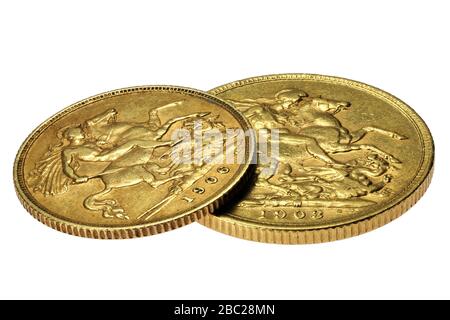 Britische voll- und Halb-Sovereign-Goldmünzen (Edward VII) isoliert auf weißem Hintergrund Stockfoto