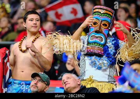 Vancouver, Kanada. März 2020. Die Fans des Teams Fiji jubeln dem fijianischen Team zu, wenn sie gegen Fiji in Spiel #30 (Cup-Viertelfinale 2) antreten. Stockfoto