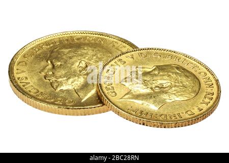 Britische voll- und Halb-Sovereign-Goldmünzen (George V) isoliert auf weißem Hintergrund Stockfoto