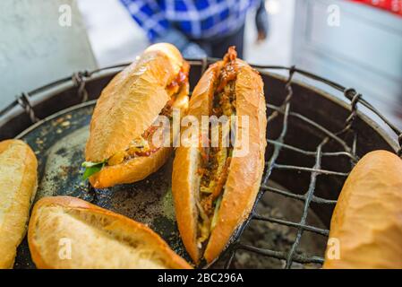 Vietnamesisch berühmte lokale Straßennahrung - Banh Mi, knuspriges Schweinesandwich Stockfoto