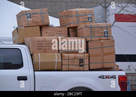 Worcester, Massachusetts, USA. April 2020. Ein Anhänger und ein Lastwagen für den Notfalldienst in der Nähe des Sport- und Kongresszentrums DCU Center, in dem während des Covid-19-Virus-Notfalls ein Notkrankenhaus eingerichtet wurde. Kredit: Kenneth Martin/ZUMA Wire/Alamy Live News Stockfoto