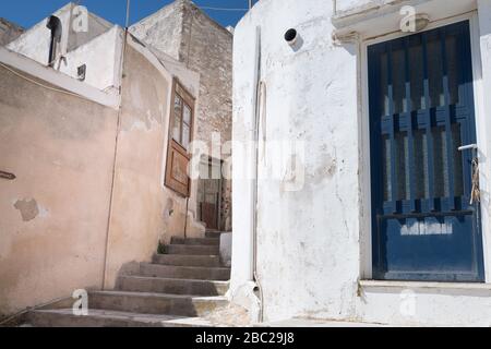 Gepflasterte enge Gasse von Ano Syros auf der Insel Syros, Kykladen, Griechenland. Blick auf die Straße Stockfoto