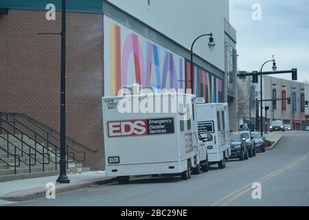 Worcester, Massachusetts, USA. April 2020. Ein Notfall-Notfalldienstfahrzeug in der Nähe des Sport- und Kongresszentrums DCU Center, in dem während des Covid-19-Virus-Notfalls ein Notfallkrankenhaus eingerichtet wurde. Kredit: Kenneth Martin/ZUMA Wire/Alamy Live News Stockfoto