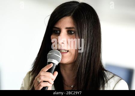 Turin, Italien. April 2020. TURIN, ITALIEN - 02. April 2020: Chiara Appendino, Bürgermeisterin von Turin, spricht während einer Pressekonferenz, um 22 freiwillige Ärzte zu empfangen, die von der italienischen Regierung in die Region Piemont geschickt wurden. Die italienische Regierung hat beispiellose Einschränkungen auferlegt, um die Ausbreitung des COVID-19-Coronavirus-Ausbruchs zu stoppen, und andere Maßnahmen, die die Bewegungen der Menschen nur für die Arbeit, für den Kauf wesentlicher Waren und aus gesundheitlichen Gründen erlaubt sind. (Foto von Nicolò Campo/Sipa USA) Credit: SIPA USA/Alamy Live News Stockfoto