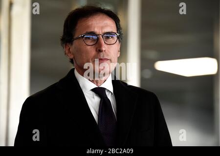 Turin, Italien. April 2020. TURIN, ITALIEN - 02. April 2020: Francesco Boccia, italienischer Regionalminister, erwartet während einer Pressekonferenz 22 freiwillige Ärzte, die von der italienischen Regierung in die Region Piemont geschickt wurden. Die italienische Regierung hat beispiellose Einschränkungen auferlegt, um die Ausbreitung des COVID-19-Coronavirus-Ausbruchs zu stoppen, und andere Maßnahmen, die die Bewegungen der Menschen nur für die Arbeit, für den Kauf wesentlicher Waren und aus gesundheitlichen Gründen erlaubt sind. (Foto von Nicolò Campo/Sipa USA) Credit: SIPA USA/Alamy Live News Stockfoto