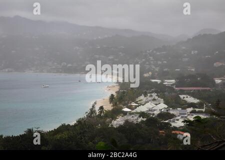 Grenada regnet über St. George's Blick vom Villenbalkon im Mount Cinnamon Hotel Stockfoto