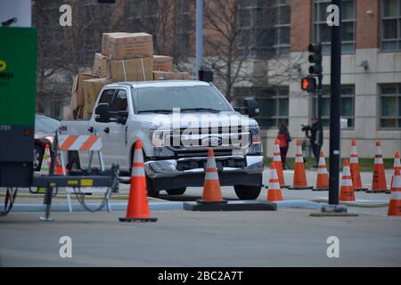 Worcester, Massachusetts, USA. April 2020. Ein Notfall-Notfalldienstfahrzeug in der Nähe des Sport- und Kongresszentrums DCU Center, in dem während des Covid-19-Virus-Notfalls ein Notfallkrankenhaus eingerichtet wurde. Kredit: Kenneth Martin/ZUMA Wire/Alamy Live News Stockfoto