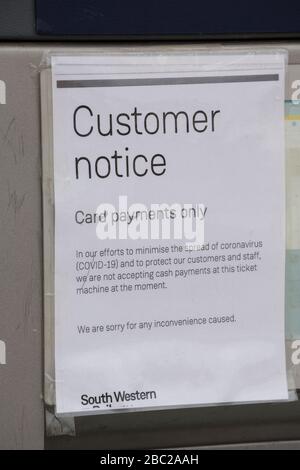 Ein Schild im Fenster des Bahnhofs South Western Railways in Gillingham, North Dorset während des Ausbruchs von Coronavirus, das darauf hinweist, dass nur Kartenzahlungen gezahlt werden Stockfoto