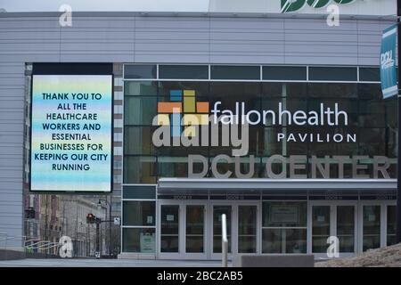 Worcester, Massachusetts, USA. April 2020. Eine Nachricht des öffentlichen Dienstes im Sport- und Kongresszentrum des DCU Centers, in dem während des Covid-19-Corona-Virus-Notfalls ein Notkrankenhaus eingerichtet wurde. Kredit: Kenneth Martin/ZUMA Wire/Alamy Live News Stockfoto