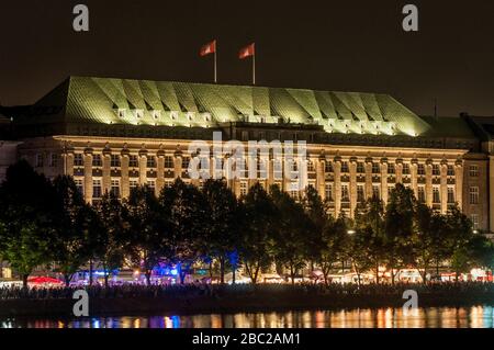 Blick über die Innenalster der Hamburger Bürogebäude in der Nacht Stockfoto