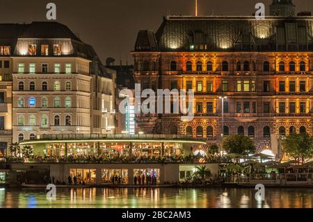 Blick über die Innenalster zum Alster Pavillon in Hamburg bei Nacht Stockfoto