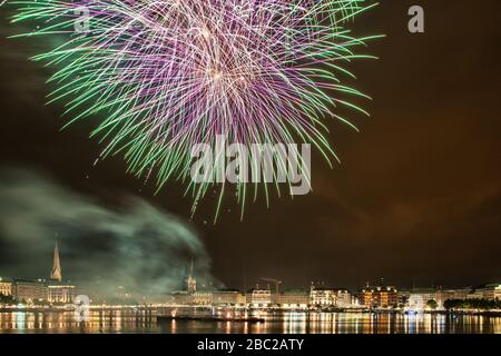 Feuerwerk über Hamburgs Innenalster Stockfoto
