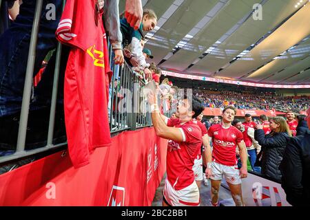 Vancouver, Kanada. März 2020. Nathan Hirayama #9 von Kanada interagiert mit kanadischen Fans, nachdem er Südafrika besiegt hat, um Bronze am 2. Tag zu gewinnen - Stockfoto