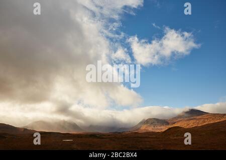 Blick weg vom Loch Ba in die Berge bei Glencoe, Schottland Stockfoto