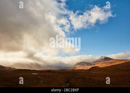 Blick weg vom Loch Ba in die Berge bei Glencoe, Schottland Stockfoto