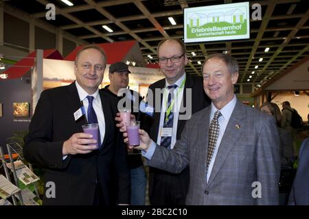 Grüne Woche 2015 Botschafter Emerson mit Joachim Rukwied und Bernhard Krüsken vom Deutschen Bauernverband (16314683146). Stockfoto