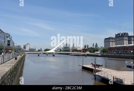 Die lange Spitze Turmspitze zeigt auf der Schwenkbrücke Frauenbrücke in Puerto Madero, Buenos Aires, Argentinien Stockfoto