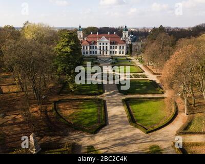 KOZLOWKA, POLEN - 31. oktober 2019: Herbstansicht aus der Luft zum Zamoyski-Palast in Kozlowka. Rokoko- und neoklassizistische Palastanlage in Kozlowka nea Stockfoto