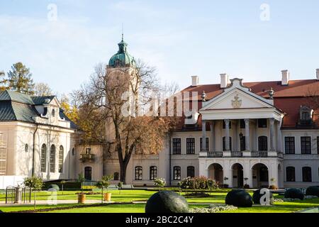 KOZLOWKA, POLEN - 31. oktober 2019: Zamoyski-Palast in Kozlowka. Rokoko- und neoklassizistische Palastanlage in Kozlowka bei Lublin, Ostpola Stockfoto