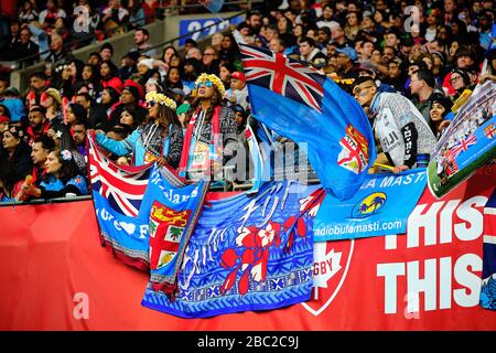 Vancouver, Kanada. März 2020. Die Fans des Teams Fiji jubeln dem fijianischen Team zu, wenn sie gegen Fiji in Spiel #30 (Cup-Viertelfinale 2) antreten. Stockfoto