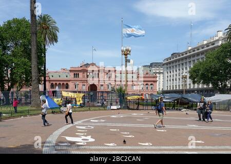 Protestierende Ex-Soldaten lagerten vor der Casa Rosada, dem rosa Haus, dem Sitz des argentinischen Präsidenten, Plaza De Mayo, Buenos Aires, Argentinien Stockfoto