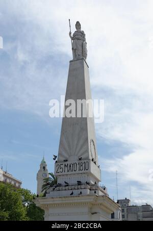 Die Statue Piramide de de Mayo, 25. Mai 1810 und Obelisken auf der Plaza 25 de Mayo in Buenos Aires Stockfoto