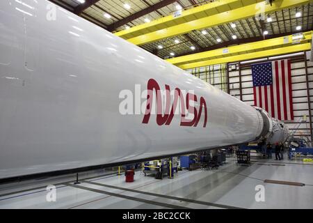 Die SpaceX Falcon 9-Rakete, mit der die Raumfähre Crew Dragon mit NASA-Astronauten auf dem zweiten Demonstrationsflug und dem ersten Flug zur Internationalen Raumstation gestartet wird, ist im Bild mit dem ikonischen Logo der NASA abgebildet, besser bekannt als "der Wurm". Foto von SpaceX/UPI Stockfoto