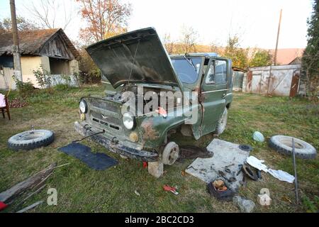 SUV der sowjetischen UAZ auf einer Straße in der Stadt .Glas-Scheinwerfer eines alten russischen LKW-SUV Geländewagen khaki Farbe . Vor der UAZ Stockfoto