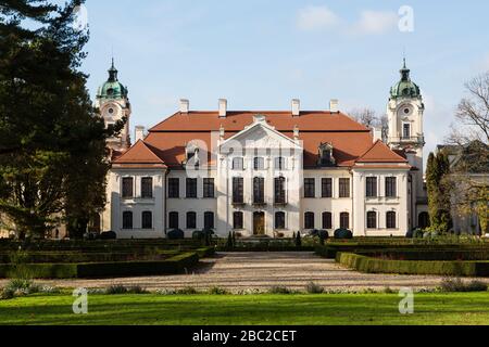 KOZLOWKA, POLEN - 31. oktober 2019: Zamoyski-Palast in Kozlowka. Rokoko- und neoklassizistische Palastanlage in Kozlowka bei Lublin, Ostpola Stockfoto