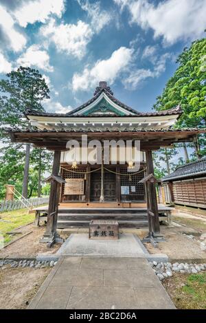 Tsuruoka, Yamagata, Japan - 3. August 2019 : Haupthalle von Tsuruoka Gokoku Jinja shinto im Tsuruoka Park. Stockfoto