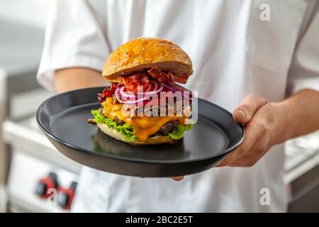 Nahaufnahme von hausgemachten leckeren Burgern auf dem Teller im Restaurant. Stockfoto