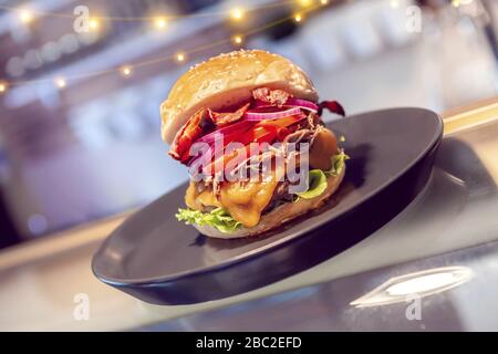 Nahaufnahme von hausgemachten leckeren Burgern auf dem Teller im Restaurant. Stockfoto