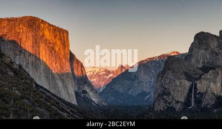 Panoramaaussicht auf das Yosemite-Tal vom Tunnelblick im Yosemite-Nationalpark Stockfoto
