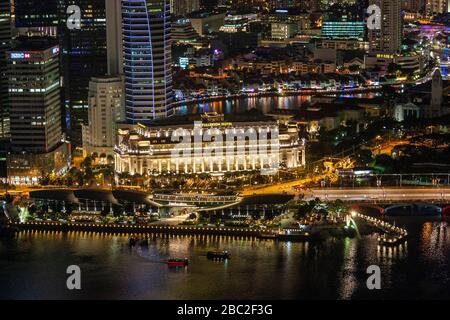 Das Fullerton Hotel Singapore aus der Stadt mit Blick auf die Nacht von der Aussichtsplattform Sands SkyPark, Singapur Stockfoto