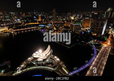 Blick auf die Nacht von der Aussichtsplattform Sands SkyPark, Singapur Stockfoto