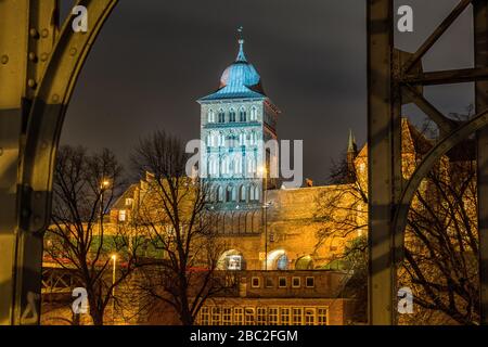 Das Burgtor in Lübeck in der Nacht Stockfoto