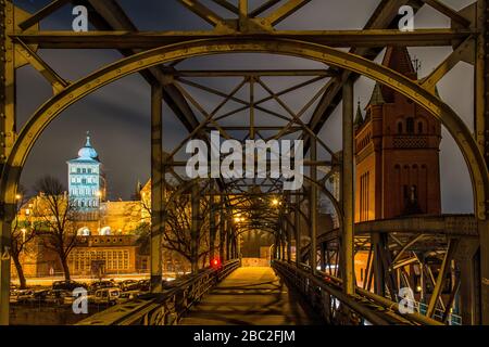 Das Burgtor in Lübeck in der Nacht Stockfoto