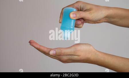 Frauen waschen sich die Hände mit Alkohol Gel oder antibakterielle Seife nach. Hygienekonzept. Verhindern Sie die Ausbreitung von Keimen und Bakterien und vermeiden Sie Infektionen coron Stockfoto
