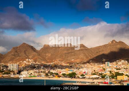 Blick auf die Insel Santo Antao von Mindelo auf der Insel Sao Vicente in Kap Verde - Republik Cabo Verde Stockfoto