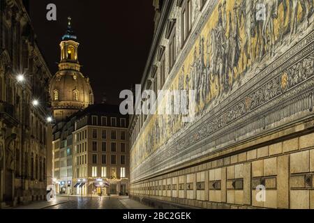 Der Fürstenzug und die Frauenkirche in Dresden in der Nacht Stockfoto