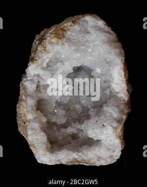 Klarer Quarzgeode isoliert auf schwarzem Hintergrund Stockfoto