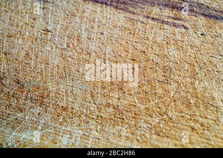 Alte zerkratzte Holzschneideplatte aus nächster Nähe. Stockfoto